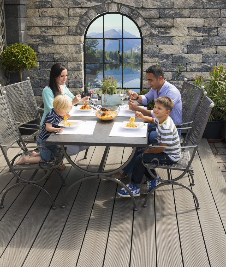 TREND 16x163mm graphit geriffelt – Familie beim Essen